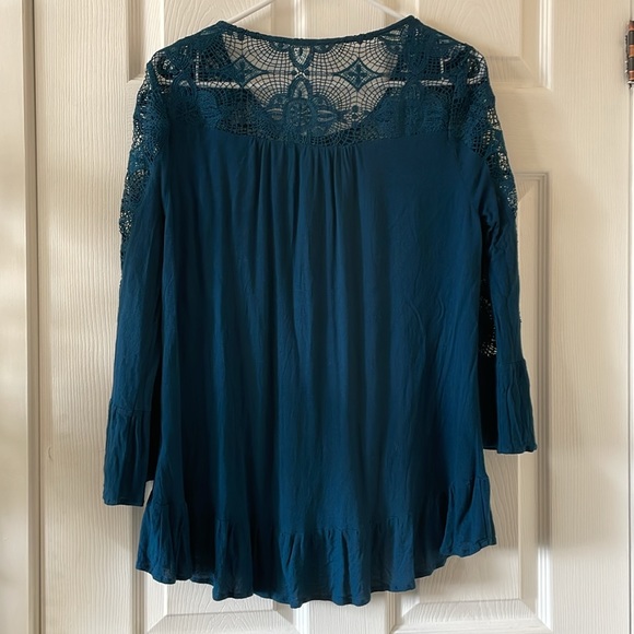Flawed teal blouse with lace sleeves and yoke - Picture 10 of 11